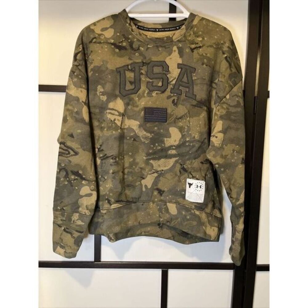 Under Armour Men’s Project Rock Fleece Camo Crew Sweater USA Flag Size Medium